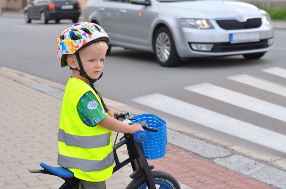 Bezpieczeństwo dzieci w drodze do szkoły BIZNES, Prawo - Wakacje oficjalnie dobiegły końca, co oznacza, że rodzice z całego kraju wrócili do swoich obowiązków przy odwożeniu i odbieraniu dzieci ze szkoły.