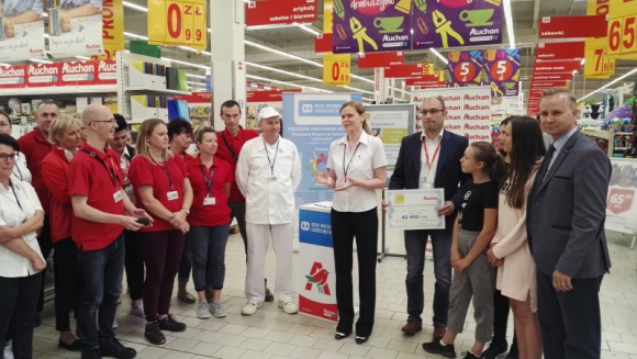 Fundacja Auchan na rzecz młodzieży przekazała czek SOS Wioskom Dziecięcem Problemy społeczne, BIZNES - Celem jest remont boiska wielofunkcyjnego do siatkówki, futsalu i tenisa ziemnego w Lublinie.