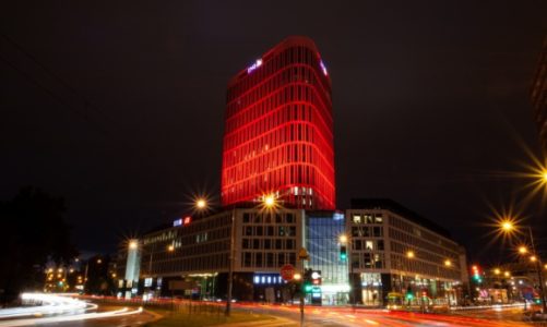 Plac Unii rozbłysnął na czerwono w geście solidarności z chorymi na nowotwór