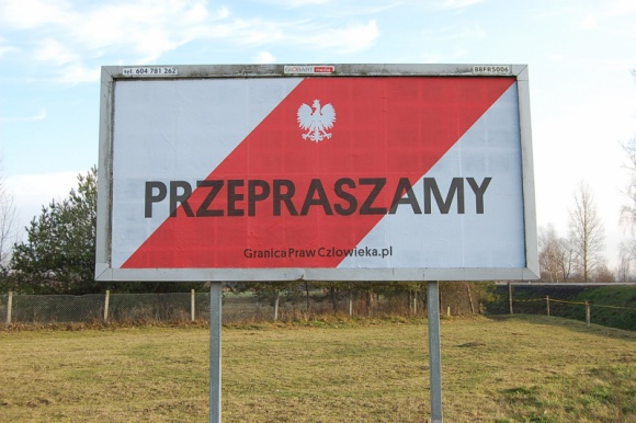 Organizacje społeczne przepraszają uchodźców za łamanie praw człowieka Problemy społeczne, BIZNES - Przy przejściu granicznym w Terespolu pojawił się ogromny napis „PRZEPRASZAMY – GRANICA PRAW CZŁOWIEKA”.