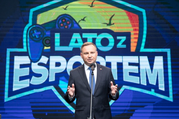 Prezydent Andrzej Duda na pikniku Lato z esportem BIZNES, Polityka - W Ogrodzie Belwederskim marka LOTTO przygotowała piknik esportowy, który swoją obecnością uświetnił Prezydent Andrzej Duda.