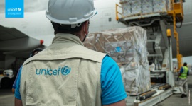 UNICEF dostarcza ratującą życie pomoc do ponad 100 krajów walczących z pandemią Problemy społeczne, BIZNES - Pomimo ograniczeń logistycznych i wyzwań transportowych, UNICEF dostarcza pomoc dla najbardziej potrzebujących krajów walczących z pandemią COVID-19.