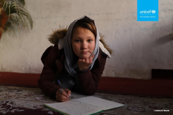 UNICEF: Pandemia COVID-19 zagraża przyszłości całego pokolenia Problemy społeczne, BIZNES - Według najnowszego raportu organizacji, co dziewiąte zakażenie COVID-19 dotyczy dziecka lub nastolatka. UNICEF ostrzega, że pandemia koronawirusa może mieć tragiczny, długofalowy wpływ na życie dzieci.